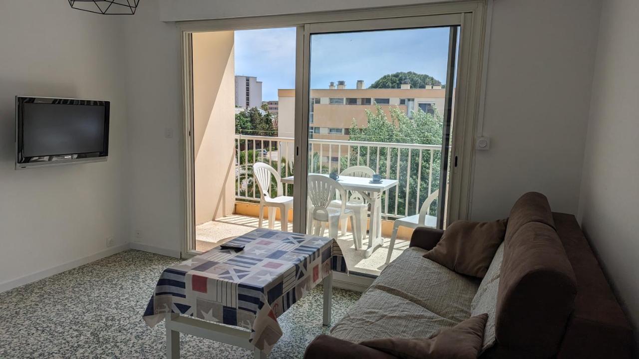 Climatise Avec Coin Nuit 150m De La * Le Lavandou